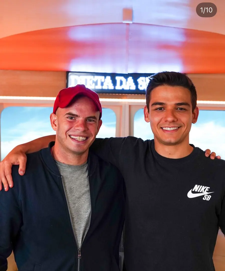 Lucas Nogueira e Roberto Brandini na gravação de um podcast, com o painel escrito dieta da selva ao fundo