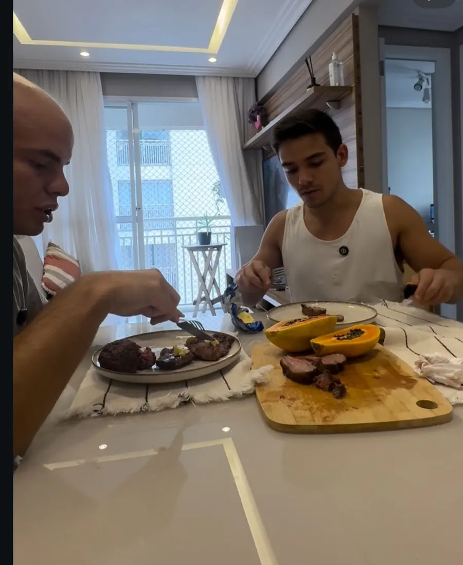 Roberto Brandini e Lucas Nogueira almoçando carne com gordura e mamão