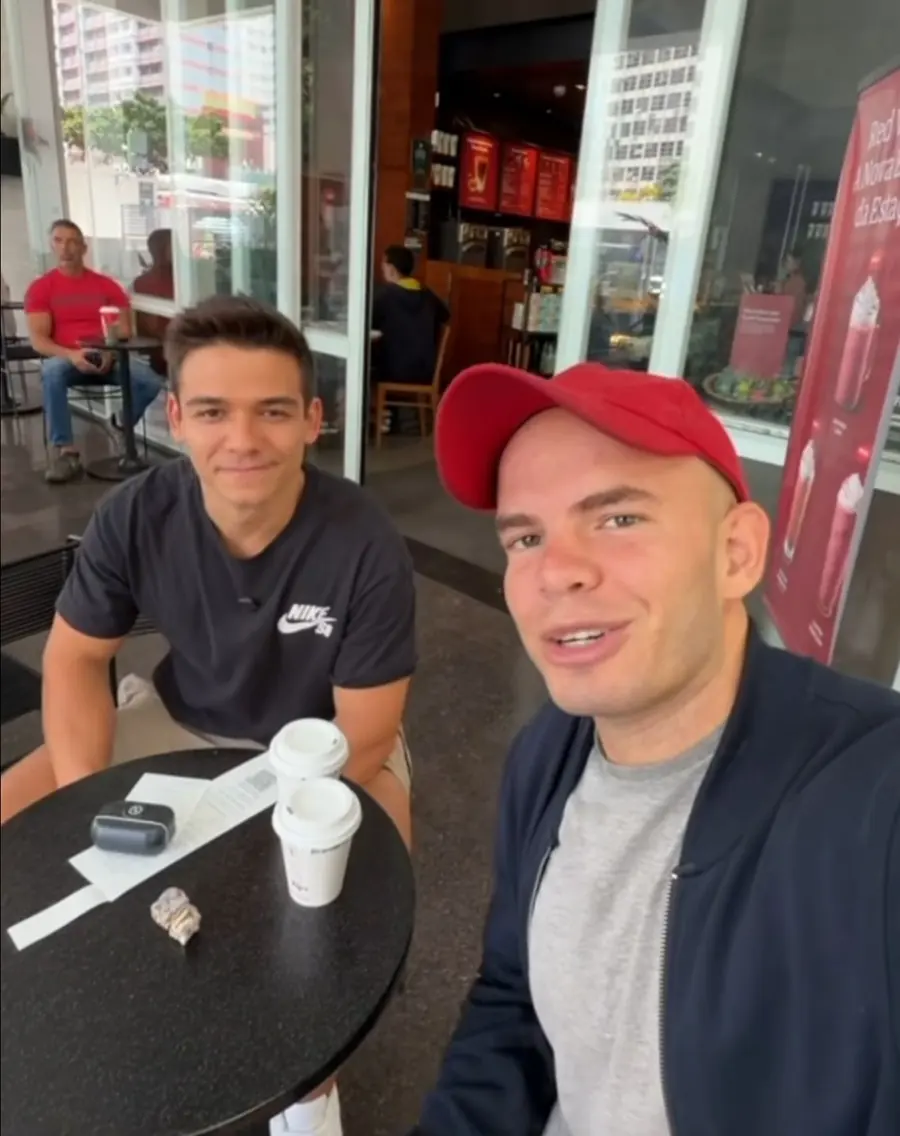 Lucas Nogueira e Roberto Brandini tomando café em São Paulo